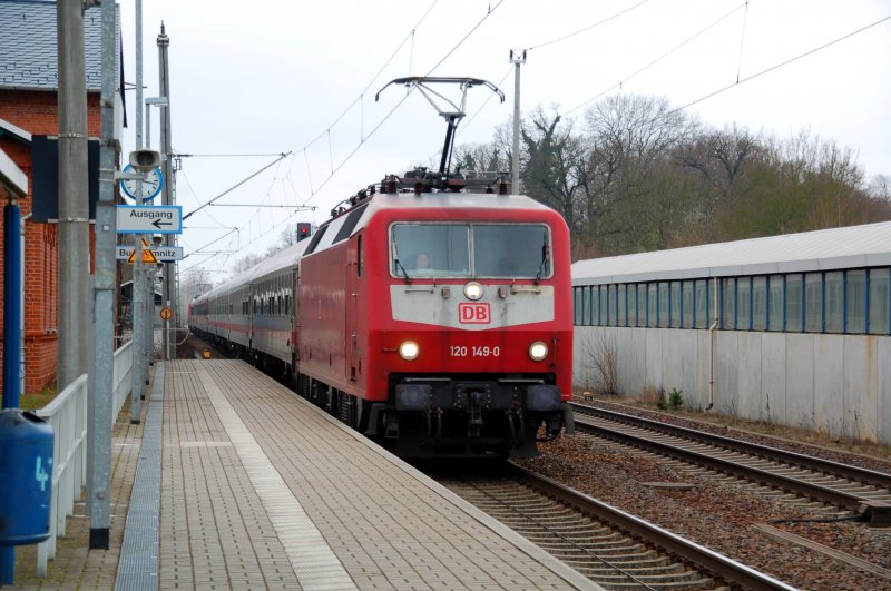 120 149(hinten 120 135) zieht am 01.03.09 einen IC durch Burgkemnitz Richtung Berlin.