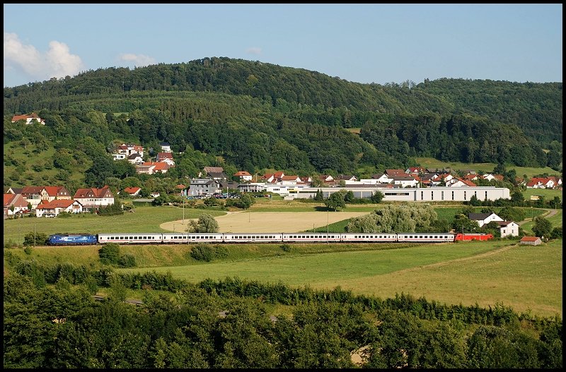 120 151  ZDF Express  ist als Sandwich mit 101 067 nach Nrnberg Hbf unterwegs. Aufgenommen am Abend des 10.Juli 2008 im Dorfdreieck Goldshfe/Aalen-Oberalfingen/Wagenrain.