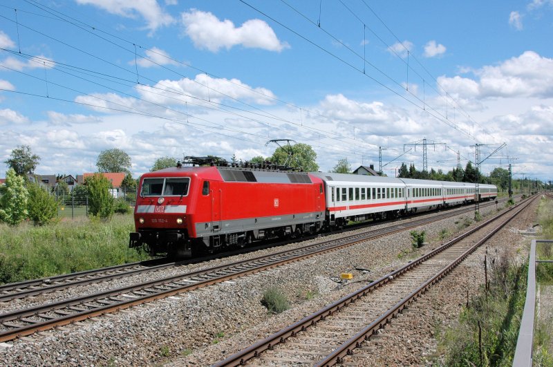 120 152 am 07.06.09 mit dem sonntglichen IC 1888 nach Flensburg in Mnchen-Langwied