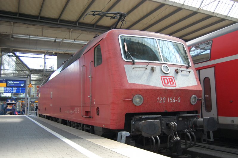 120 154-0 fuhr am Mittag des 15.08.07 gerade mit einem, in Mnchen HBF endenden InterCity in den Mnchener HBF ein. Hier ist die Lok vom Fernzug getrennt zu sehen.