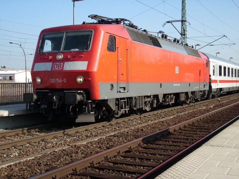 120 154 bespannte am 04.April 2009 den UEx 1805 Binz-Kln.Hier beim Halt in Bergen/Rgen.Ab Stralsund kommen zum Zug noch die Kurswagen aus Heringsdorf zu.