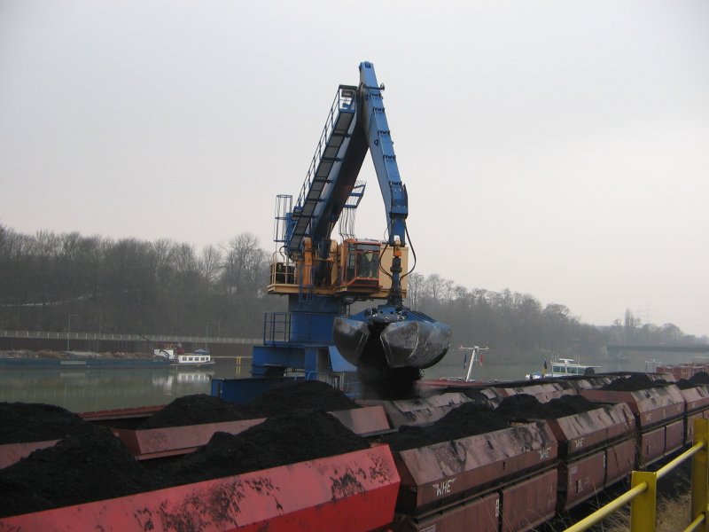 13.02.05,Wanne-Westhafen,Fal-Wagen der WHE werden beladen.