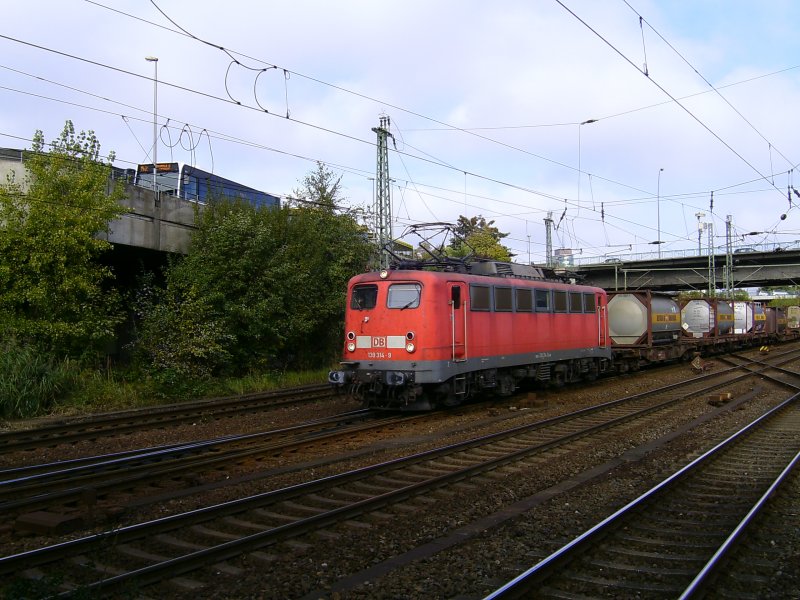 139 314-9 mit einem kurzen Bierzug am 06.10.2009 auf Durchfahrt durch den Bahnhof Hamburg - Harburg.