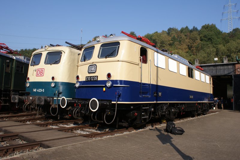 140 423 neben E 10 1239 beim Museumstag in Bochum Dahlhausen am 20. September 2008