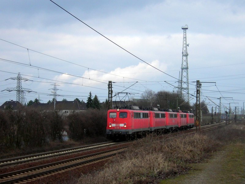 140 648 mit einem Lokzug in Ahlten unter anderem war auch 140 024 in dem Zugverband (vorletzte)