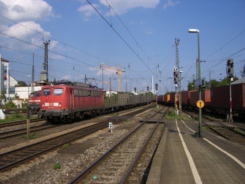 140 712 mit einem Gterzug in Regensburg. (14.08.2007)