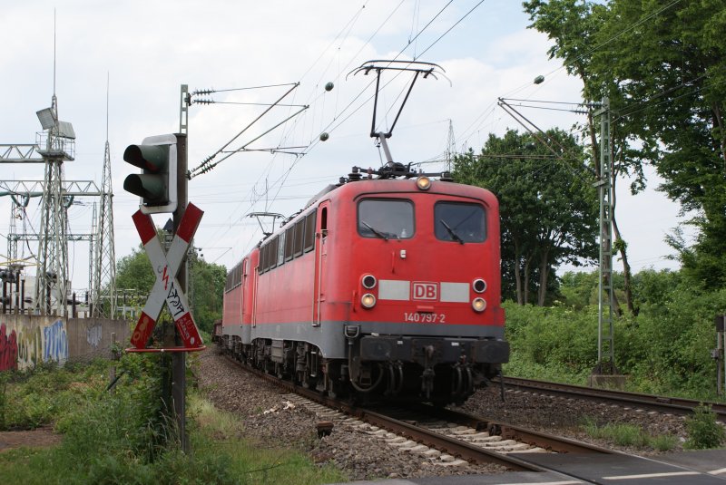140 797-2 + 140 xxx-x mit dem 61173 nach Neuwid am Km 28,190 in Dsseldorf am 23.05.2008