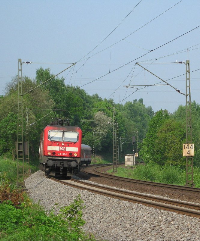 143 152-7 legt sich mit RE 21155 Kassel Hbf - Halle (Saale) Hbfr bei Bonaforth in eine Kurve und wird in wenigen Minuten Hann. Mnden erreichen.