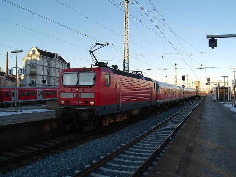 143 196-4 zieht am 2.01.09 die RB 21170 Hamburg-Altona - Itzehoe zur bereitstellung in den Bf. Altona.