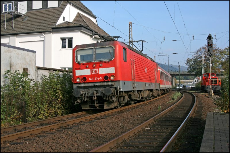 143 214 fhrt mit der aus Drei N-Wagen bestehenden RB91 (RB 39172)  RUHR-SIEG-BAHN  in Plettenberg ein. 