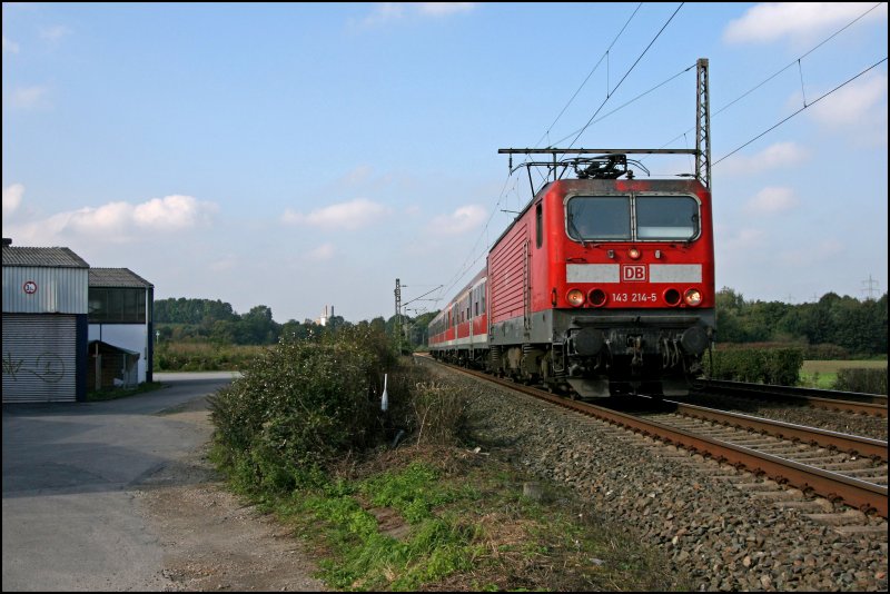 143 214 ist mit der RB91 (RB 39171)  RUHR-SIEG-BAHN  auf dem Rckweg nach Siegen. (06.10.07)