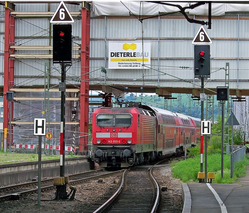 143 350 an der Zugspitze und 143 055 mit RB31587 in Freiburg(Breisgau)Hbf, 19.7.09.