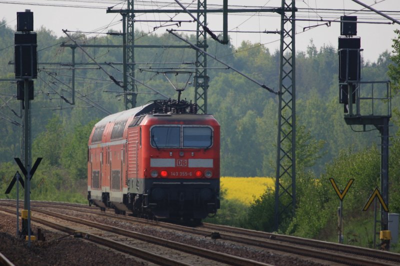 143 355 schiebt RB 17324, Dresden-Zwickau, Chemnitz entgegen, kurz hinter Niederwiesa, 01.05.09