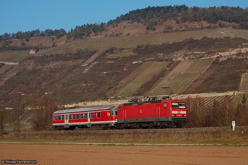 143 362 bringt zur Mittagszeit des 30.12.08 einen Karlsruher Steuerwagen ber die KBS 800 in Richtung Wrzburg, aufgenommen bei Thngersheim.