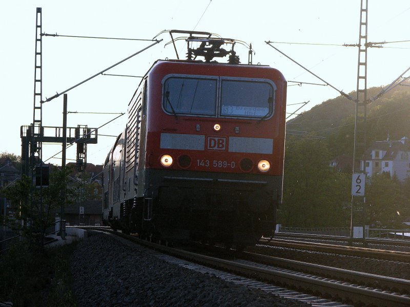 143 589-9 ist auf der S3 von Tharandt komment nach Dresden-HBF unterwegs.Hier kurz nach der Ausfahrt von Freital-Potschappel.30.04.07.