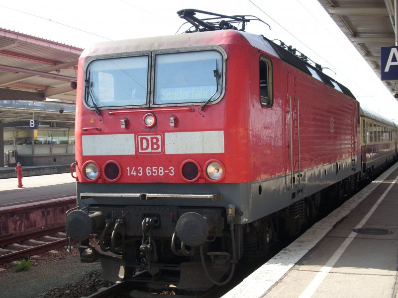 143 658 mit dem TEE-Sonderzug am 12.April 2009 in Berlin Lichtenberg.