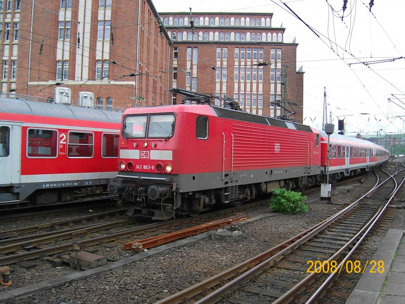143 863-9 zieht eine leere N- Wagen Garnitur aus dem Abstellbahnhof in den Hamburger Hbf am 28.08.08.
