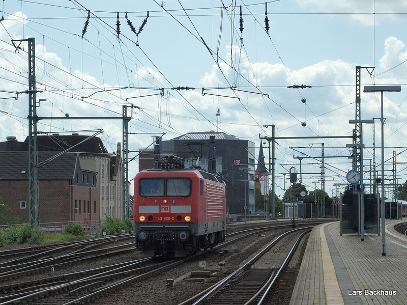 143 966-0 rollt am 30.07.09 als Tfzf durch Neumnster Richtung Kiel. 