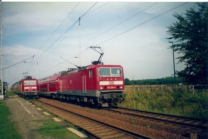 143er Treffen in Teschenhagen.143 947 mit einer Regionalbahn nach Stralsund trifft im Oktober 2006 auf dem Nachbargleis 143 224 die einen Regionalexpress nach Sassnitz schob.