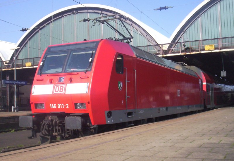 146 011-2 steht am 02.04.2007 als RE 2  Rhein-Haardt-Express  Abfahrbereit nach Mnster(Westf) in M´gladbach Hbf.