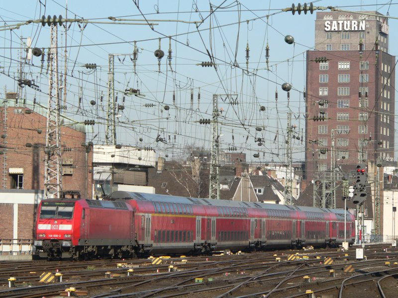 146 030-2 fhrt mit ihrem Doppelstock-Regionalzug (RE5 nach Emmerich) in Kln Hbf ein. 11.3.2007