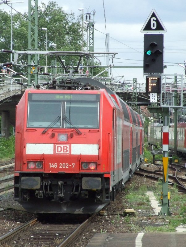 146 202 bei der Ausfahrt aus Esslingen (Neckar), einen RE nach Ulm Hbf schiebend am 11.05.2007