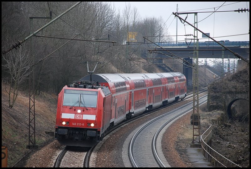 146 212-6 neigte sich bei ihrer Bremsfahrt in die Kurve. Sie zog den RE 4936 nach Mosbach-Neckarelz. Aufgenommen am 08.03.08 bei Amstetten.