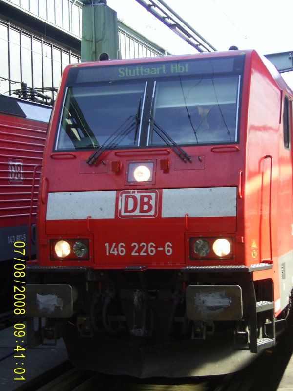 146 226-6 ist am 7.8.2008 gerade mit ihrem RE aus Heilbronn in Stuttgart Hbf angekommen.