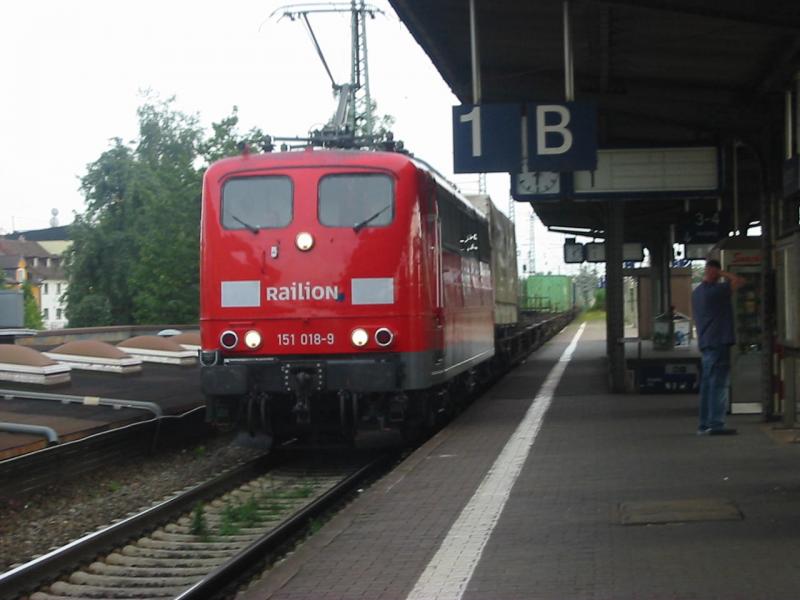 151-018 bei der Durchfahrt von Bensheim.