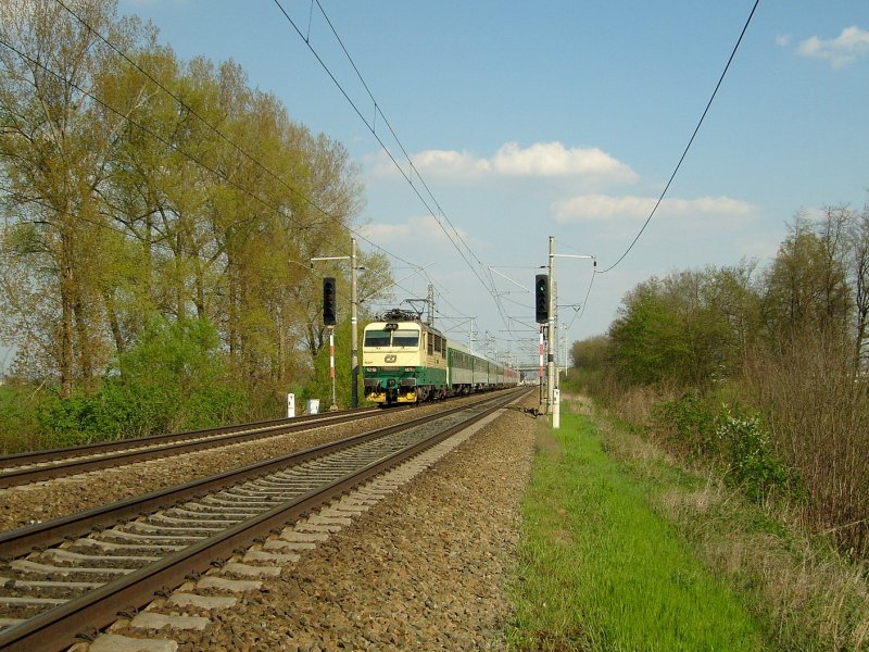 151 027 mit EC 106 PRAHA fhrt aus Kostenice am 27. 4. 08