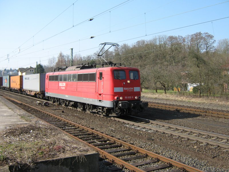 151 032-0 der DB RAILION mit Containerzug in Fahrtrichtung Norden durch Sontra. 02.04.09.