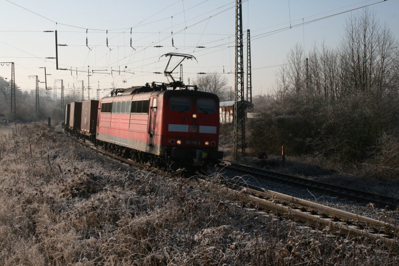 151 115-3 mit einem Containerzug nach Gttingen am 22.12.2007