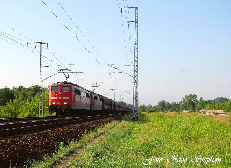 151 166-6 & 151 091-6 passieren mit ihrem leeren Erzzug die morgendliche Stille der Berliner Wuhlheide (03.07.09)