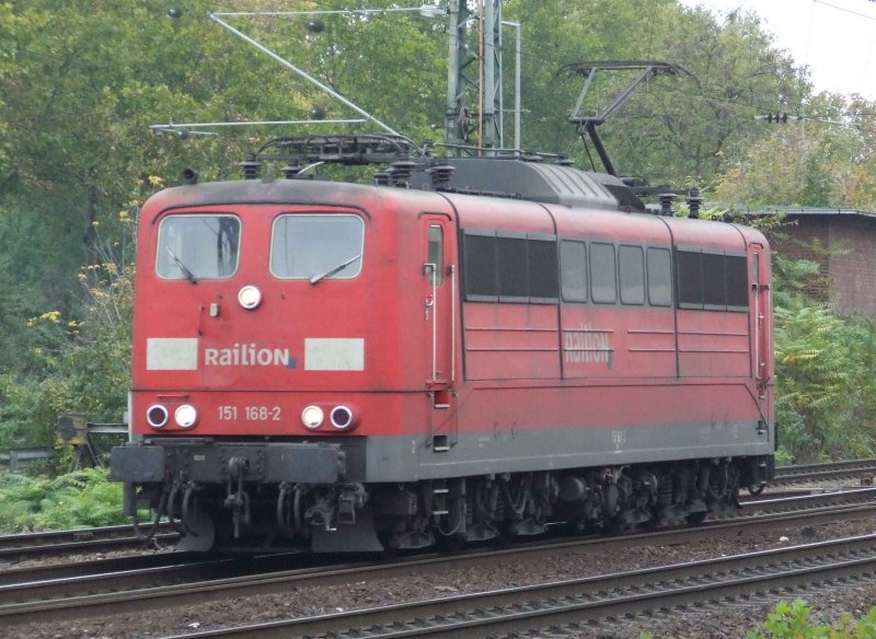 151 168-2 fhrt durch den Bahnhof Mannheim in Richtung Gterbahnhof (27.10.2007)