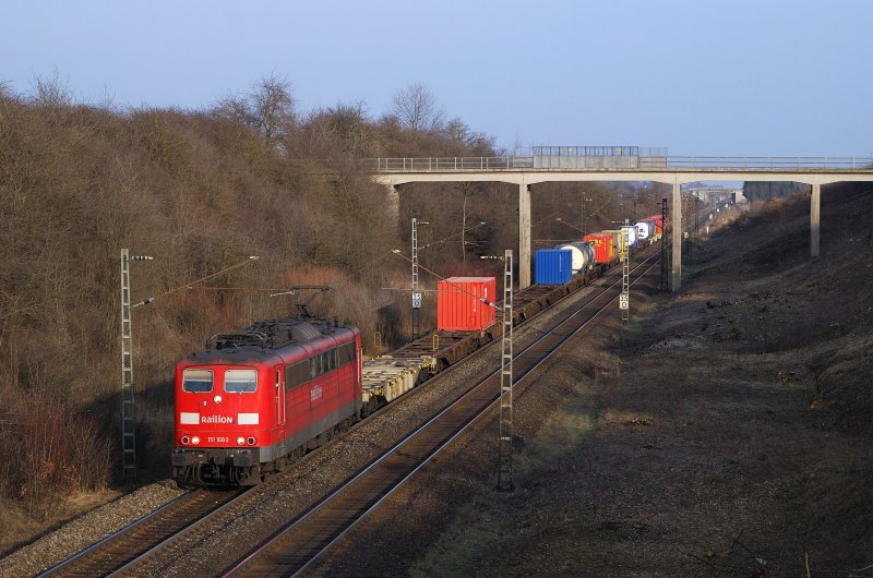 151 168 mit einem Containerzug bei Hattenhofen (25.02.2008)