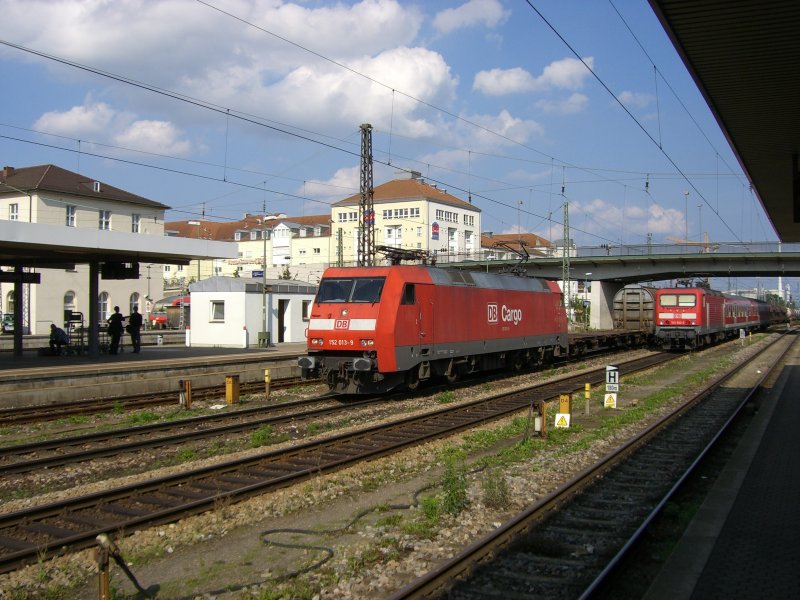 152 013 fhrt mit einem Gterzg an der 143 022 am 14.08.2007 in Regensburg vorbei. 