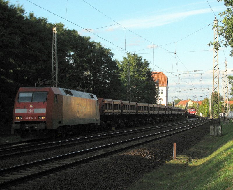 152 030-3 mit dem Sandzug vom BBI bei der Ausfahrt aus GLeis 1 in Bestensee.