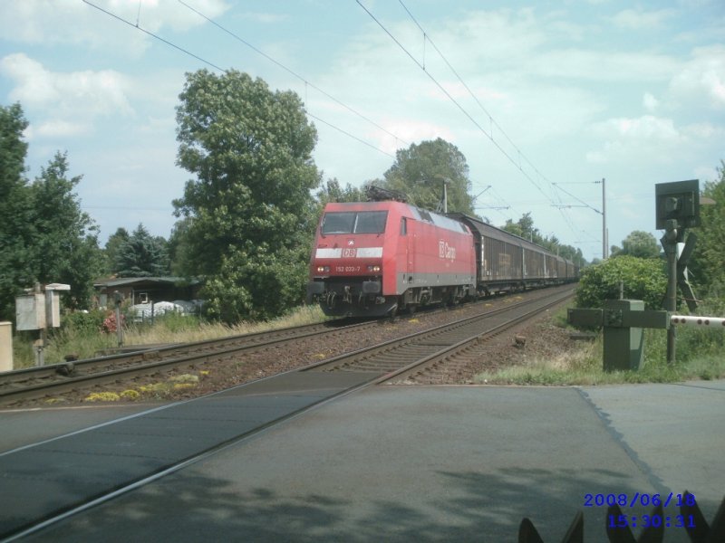 152 033 Hhe Peine-Horst am 18.06.2008 mit einem Zug
aus dem VW-Werk Wolfsburg