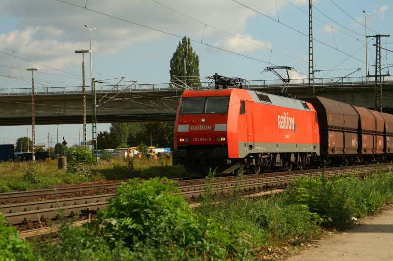 152 046 zieht ein Kohlezug durch regensburg Ost.13.09.07