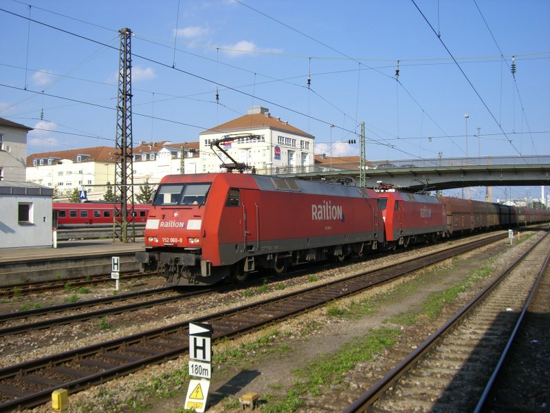 152 060 und eine Schwestermaschine mit einem leeren Kohlezug am 14.08.2007 in Regensburg.