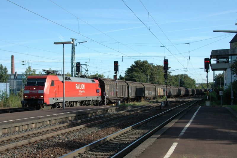 152 104-6 beim Durchfahren des Bahnhofs Neckarsulm, 30.08.09 