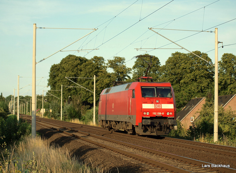 152 159-0 war am 16.07.09 im Pendeldienst zwischen Hamburg und Lbeck zugeteilt. Hier fhrt sie kurz vor der Durchfahrt in Reinfeld (Holst.) Richtung Lbeck um dort einen neuen Zug zu bernehmen und ihn nach Maschen Rbf zu bringen. 