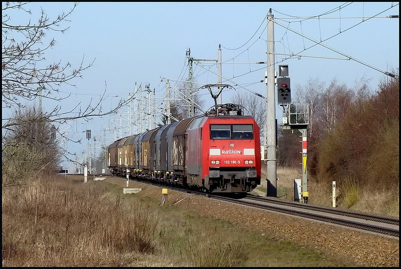 152 190-5 mit Gterzug -45504- aus Rostock, durchfhrt gerade die Ausweichstelle Langendorf.  Stralsund am 06.04.09