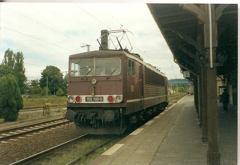 155 198 mute als Lz nach Mukran in Bergen/Rgen auf Ausfahrt warten.