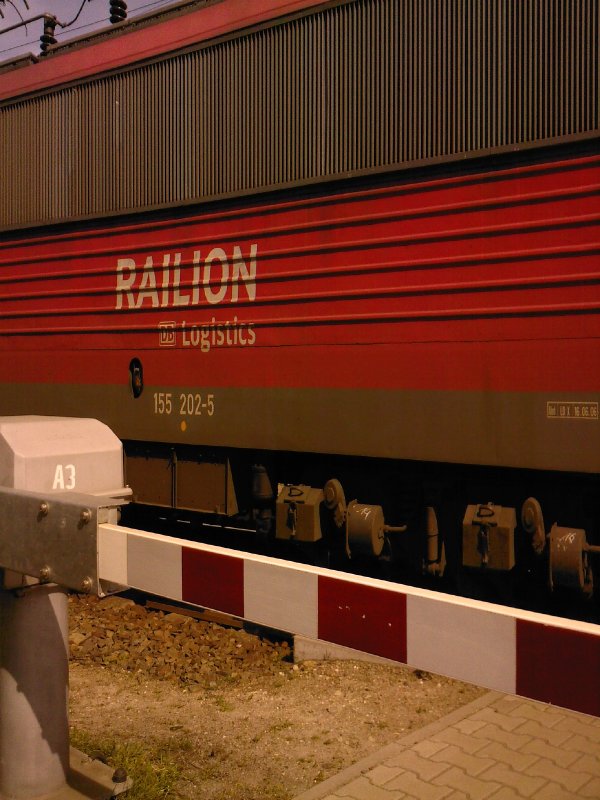 155 202-5 der Railion mal aus einer Anderen Perspektive betont auf die Lokseite am Bahnhof Bestensee bei der Durchfahrt von Gleis 1 mit dem leerem Kohlezug in Richtung Lausitz (Zulieferung des Hafen Kw´s).