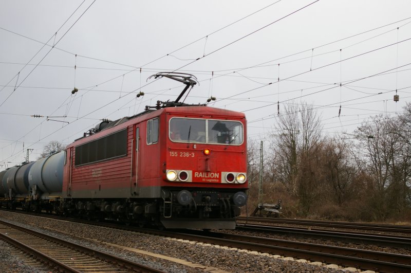 155 236 kommt mit einem kesselwagenzug nach neuwied. spter geht der zug wider richtung koblenz zurck, dabei schiebt die 155 und eine 294 dient als zuglok. Mrz 2008