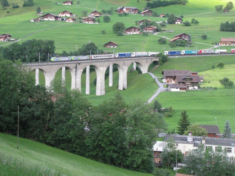  18-07-2009. Zwei BLS 485 in Doppeltraktion mit einem Rollenden Landstrassen auf den Kanderviadukt bei Frutigen