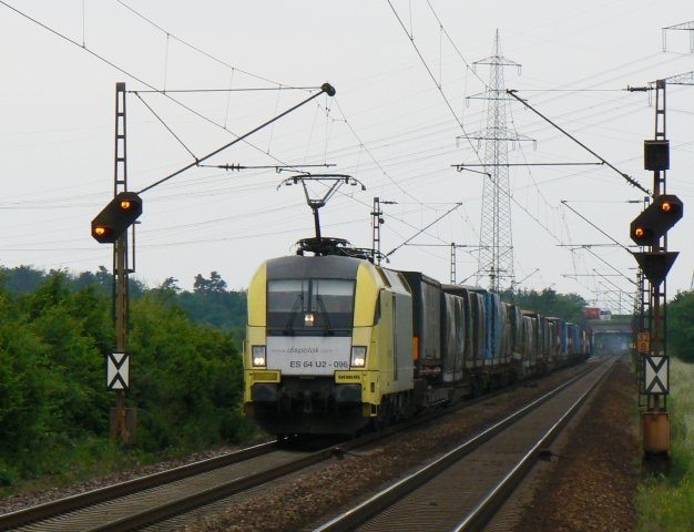 182 596 fuhr am 21.5.2008 mit dem  VOS -KLV in Wiesental Richtung Norden. Zunchst geht die Fuhre (Nordcargo) nach Mannheim.
