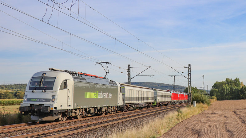 183 500 Von Railadventure Mit 3 Neuen Dsb Vectron Und Am Zugschluss Einer Kalten 111er Am 13 09 2020 Bei Kerzell Bahnbilder De