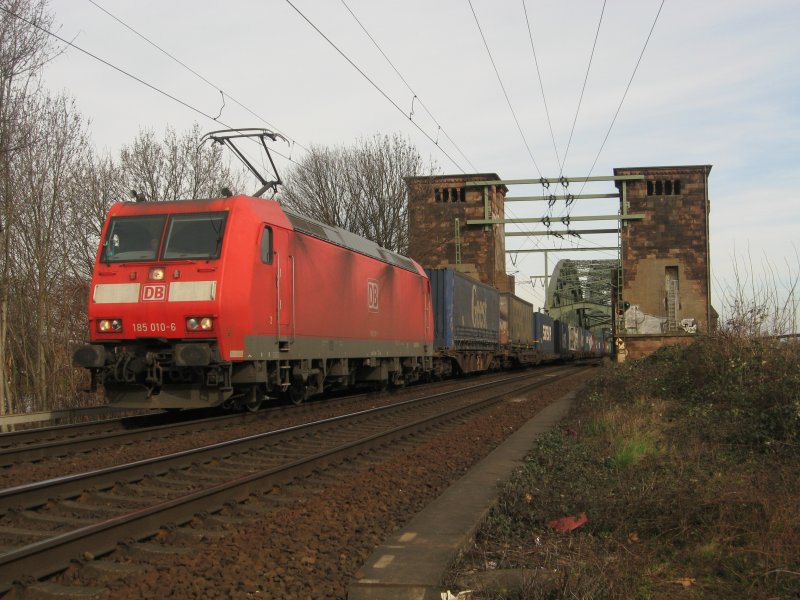 185 010 zieht am 08.03.2008 einen Containerzug ber die Klner Sdbrcke Richtung Neuss/Aachen.